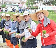 괴산군, 친환경 벼 첫 모내기…“풍년농사 기원”