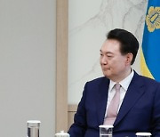 태극기 배지달고 “독재화” 언급한 이재명···비공개에서 윤 대통령이 85% 발언