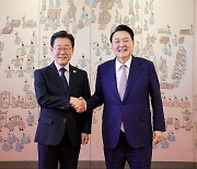 Yoon, Lee end first talks with differences, agree to meet more