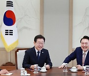 尹·李 첫 회담…의료개혁엔 李 공감, 민생지원금엔 尹 거부 [종합]
