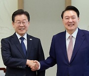 '첫 영수회담' 환한 미소의 윤석열 대통령-이재명 대표 [오늘의 한 컷]