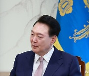 윤, 영수회담 후 참모들에 "자주 해야겠다…다음엔 국회에서 어떤가"