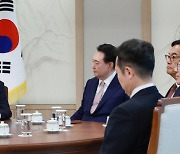 尹대통령 만난 이재명 "저출생 대책에 국가 역량 총동원"