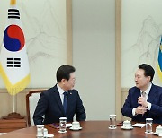 尹-李 첫 회담…이재명표 '민생회복지원금'엔 시각차 확인