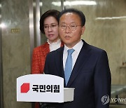 취재진 질문에 답하는 윤재옥 당 대표 권한대행