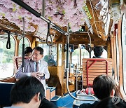 신경호 강원교육감, 등교 버스 속 학생들 격려