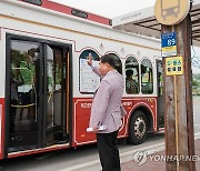 신경호 강원교육감, 등교 버스 속 학생들 격려