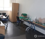 학생 기다리는 의학 실습도구