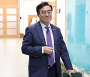 '의대 정원 결정' 교무회의 참석하는 충북대 총장