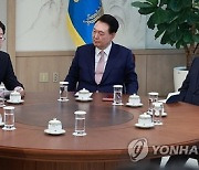 원고 꺼내 읽은 李 "여기 오기까지 700일"…비공개 땐 尹 주로 발언(종합)