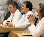 [포토]긴급심포지움 참석한 병원 교수들