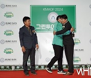 [mhn포토] 우승 이상호, 축하해주는 손기민 대표이사