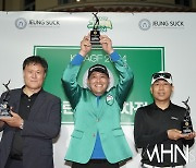 [mhn포토] 우승 이상호, 2위 박상목-3위 정현 트로피 번쩍