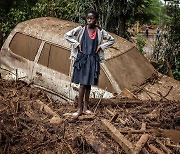 폭우 쏟아져 홍수 발생한 케냐의 진흙에 파묻힌 차량