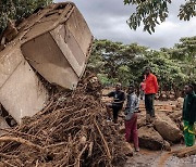 폭우 쏟아져 홍수 발생한 케냐의 거꾸로 선 차량