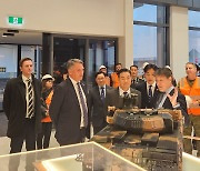 신원식 국방 장관, 호주형 자주포 및 장갑차 생산공장 방문