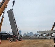 시흥 고가교 공사현장 구조물 떨어져 6명 부상