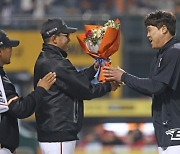 ‘드디어 됐다!’ 류현진, KBO 통산 ‘100승’…복귀 7G 만에 웃었다 [SS시선집중]