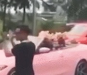 도로에 서서 웨딩 사진 촬영한 베트남 부부…‘민폐’ 논란(영상)