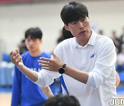 [JB포토] 선수들에게 작전 지시하는 중앙대 양형석 감독