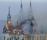 불타는 우크라 ‘해리포터 성’… 러, 오데사 폭격