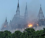 불타는 우크라 ‘해리포터성’…러 집속탄 폭격에 5명 숨지고 30여명 부상