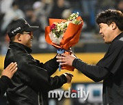 [MD포토] 최원호 감독 '류현진 100승 축하해'