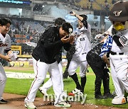 [MD포토] 류현진 '통산 100승, 동료들의 축하'