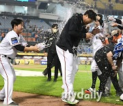 [MD포토] 류현진 '통산 100승 선물, 짜릿하네'