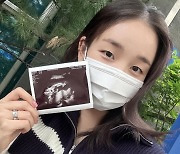 가수 백아연, 임산부 배지 달고 D라인 자랑했다…"임신 5개월"