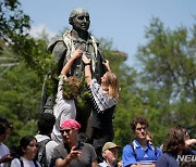 워싱턴 동상에 '팔 해방' 스티커 붙이는 시위대