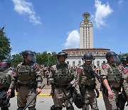 시위대 해산 위해 대열 갖추는 텍사스주 경찰관들