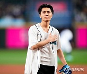 MLB 시구 후 인사하는 엔하이픈 제이