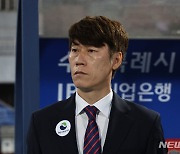 경기장 바라보는 김은중 감독