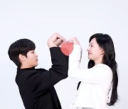 김수현♥김지원, 종방연 때 찍었나? '백홍달콩' 하트 챌린지 공약 이행