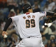 드디어 KBO 통산 ‘100승’ 고지 올라선 류현진…“한·미 통산 200승 빨리하고 싶어”