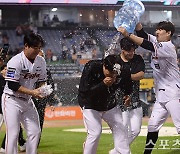 [ST포토] 류현진, 100승 축하 물세례