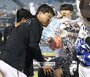 [포토S] 류현진, '케익+물 맞아도 행복해!'