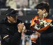 [포토S] 박승민 코치 축하 받는 류현진