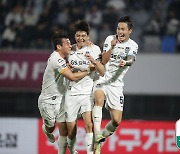 '기성용 중거리포 쾅!' 서울, 수원FC에 2-0 완승... 3연패 끊었다→5위 탈환 [수원 현장리뷰]