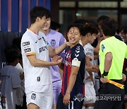 수원FC 이승우, 서울FC 기성용과 인사
