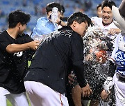 '100승 달성' 류현진 '시원하게 맞는 축하 물세례'[포토]