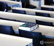 '더는 못 미뤄'…교육부 "의대 40개교 중 34개교 수업 재개"