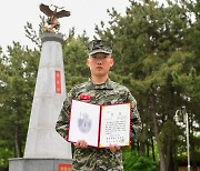 "군생활 마지막을 중대원들과 함께하려 말년휴가 반납했습니다"