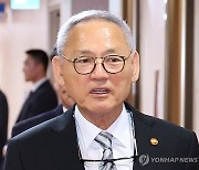 국무회의 참석하는 유인촌 장관