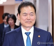 국무회의 참석하는 김영호 통일부장관