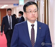 국무회의 참석하는 최상목 부총리