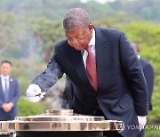 방한 일정 중 현충원 찾은 앙골라 대통령