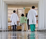 [속보] 정부 "교수 일부 휴진…전면 진료 중단한 병원 없어"