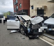 청주 사거리서 SUV-승용차 충돌…도로변 작업자 치어 숨져(종합)